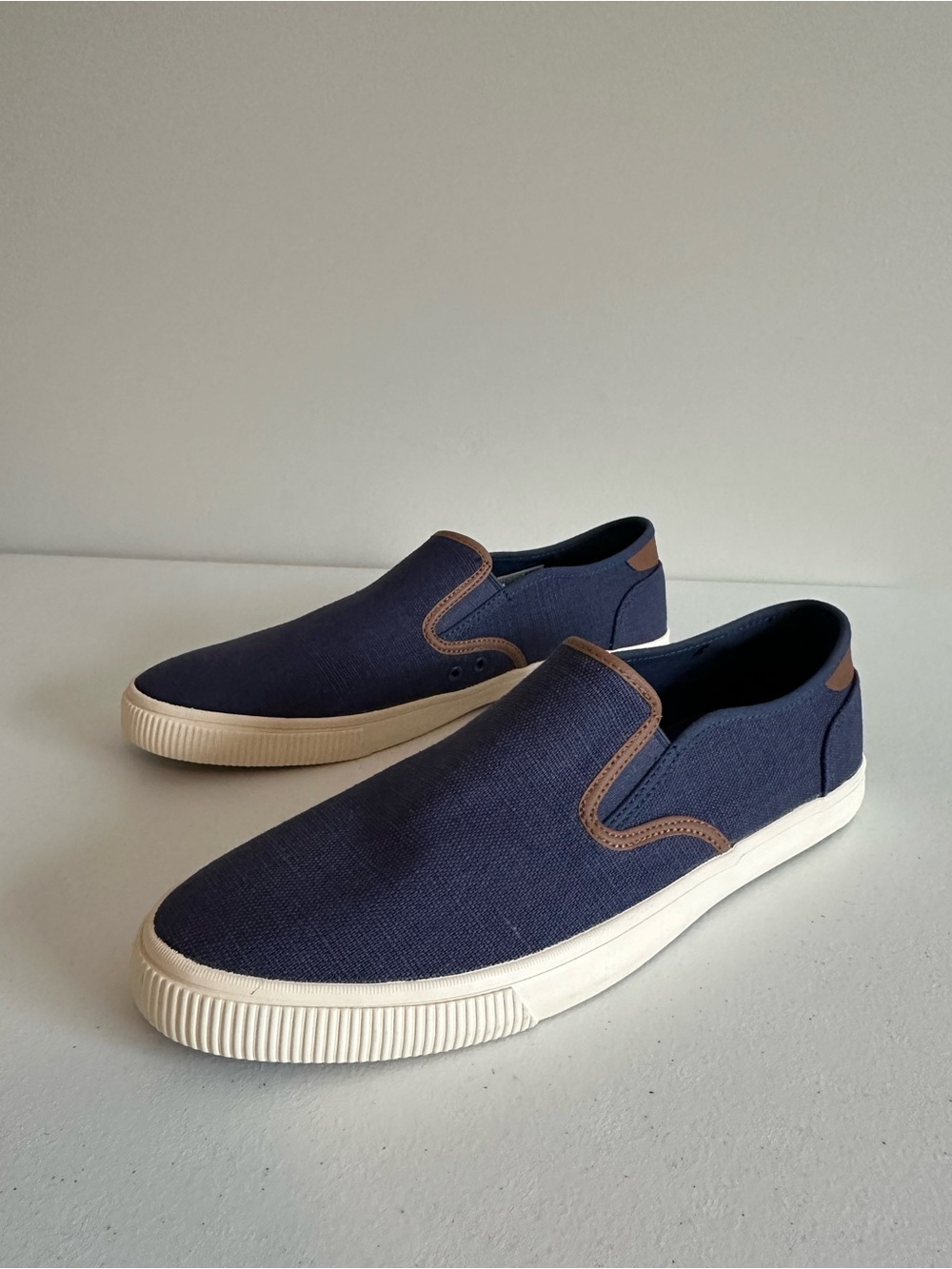 Men’s TOMS Size 13 Baja 2.0 Slip On Sneakers in Navy Blue and Tan Leather Trim